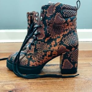 NEW WITHOUT TAGS Women's Aerosols laced ankle booties, rust Snakeskin